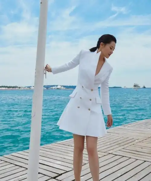 50岁许晴真是美绝了,身穿白色西装裙清新温婉,比初恋还让人心动