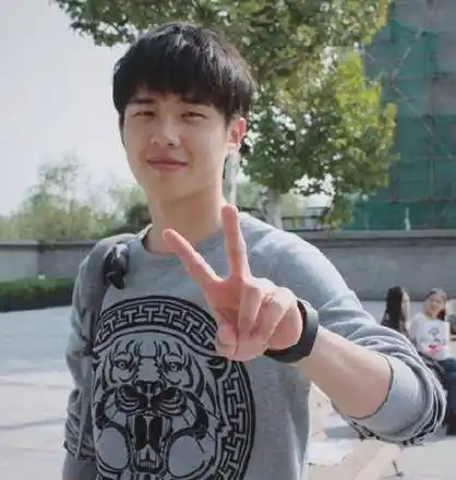 刘昊然生活旧照曝光,网友:传说中的宝藏男孩!_模样_唐人街_休闲