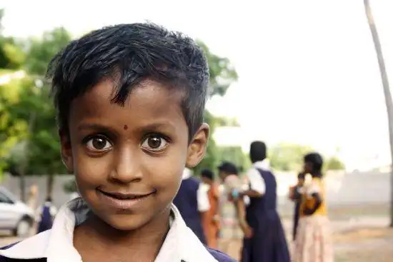 首先,国际社会对人种的划分标准并不是皮肤,而是文化水平.