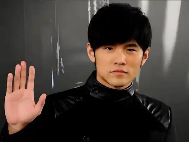 周杰伦连续发文"勿扰"不表态的事件,官方直接下场背书硬气回应