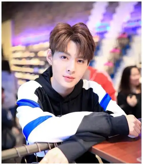 泰国男星黄明明肤白貌美佛系男孩