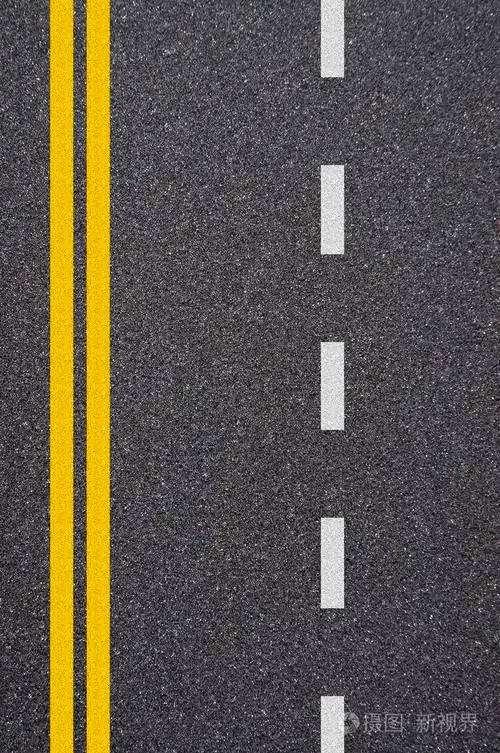 有白色和黄色条纹的沥青道路纹理