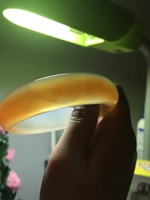 玛瑙鉴真 请问这个镯子是玛瑙的吗 怎么感觉有个大气泡像玻璃制品 心