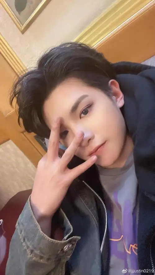 黄明昊晒帅气自拍照用手比3庆祝出道三周年