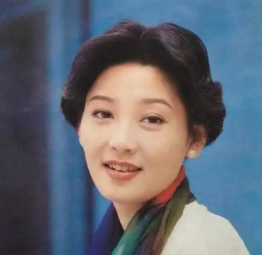 1988年,王志文从北电毕业,被分配到中戏研究所工作,年轻时候的王志文