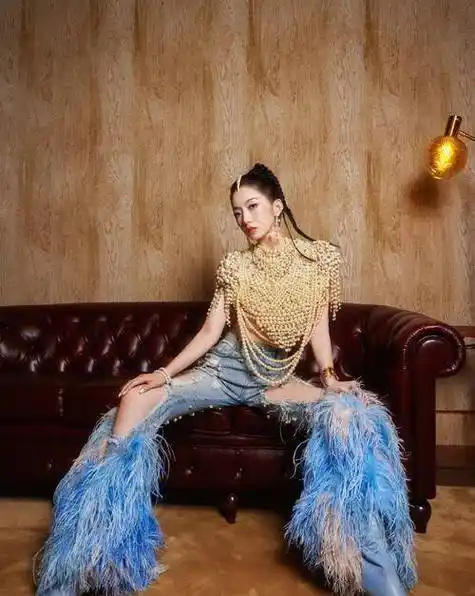 孟美岐光脚唱《归途有风》,昔日的自信荡然无存,唱功让评委摇头_舞台