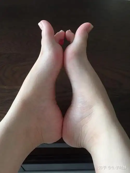 脚好看的女生穿人字拖是什么体验