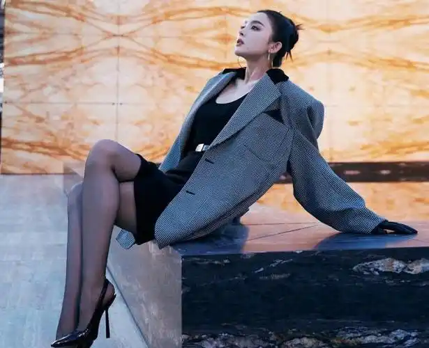 天生尤物古力娜扎一双黑丝大长腿让你领略真正的腿精