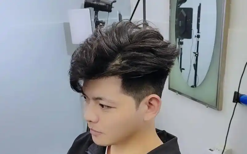 深圳男生跨年造型 动漫微分蝴蝶烫