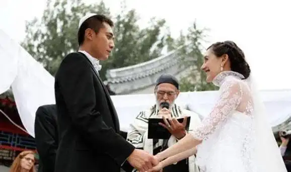 演员刘烨,在饭桌上对妻子一见钟情,结婚12年零绯闻