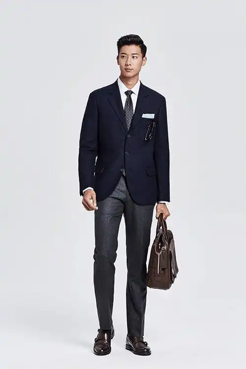 瑞袖一件风格百变的海军蓝西装