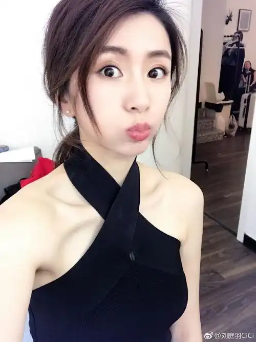 曾与国足球员郜林姐弟恋,而在《伏击》里爆的"婚照"美艳动人