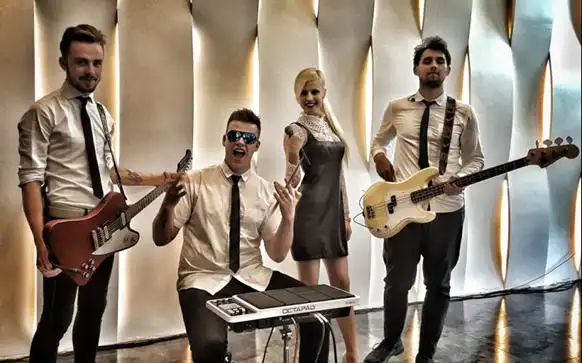 玩草雕听音乐首届乡村音乐节欧美洲明星乐队歌手组合来捧场!