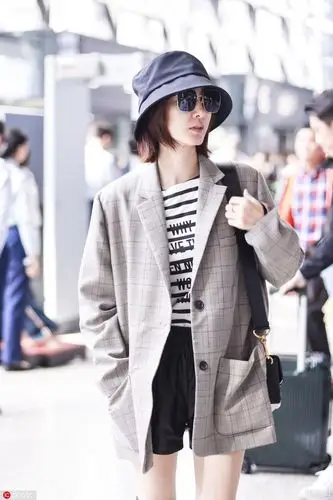 1/ 12 2019年10月15日,王丽坤现身上海机场.