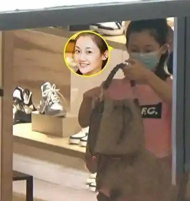 原创苗苗郑恺被拍现身妇产医院做产检女方肚子大到遮不住走路孕味十足