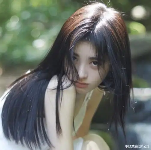 鞠婧祎拍照再现"无辜脸",眼神像小白兔,歪着头都不露发缝,太强了_小鞠