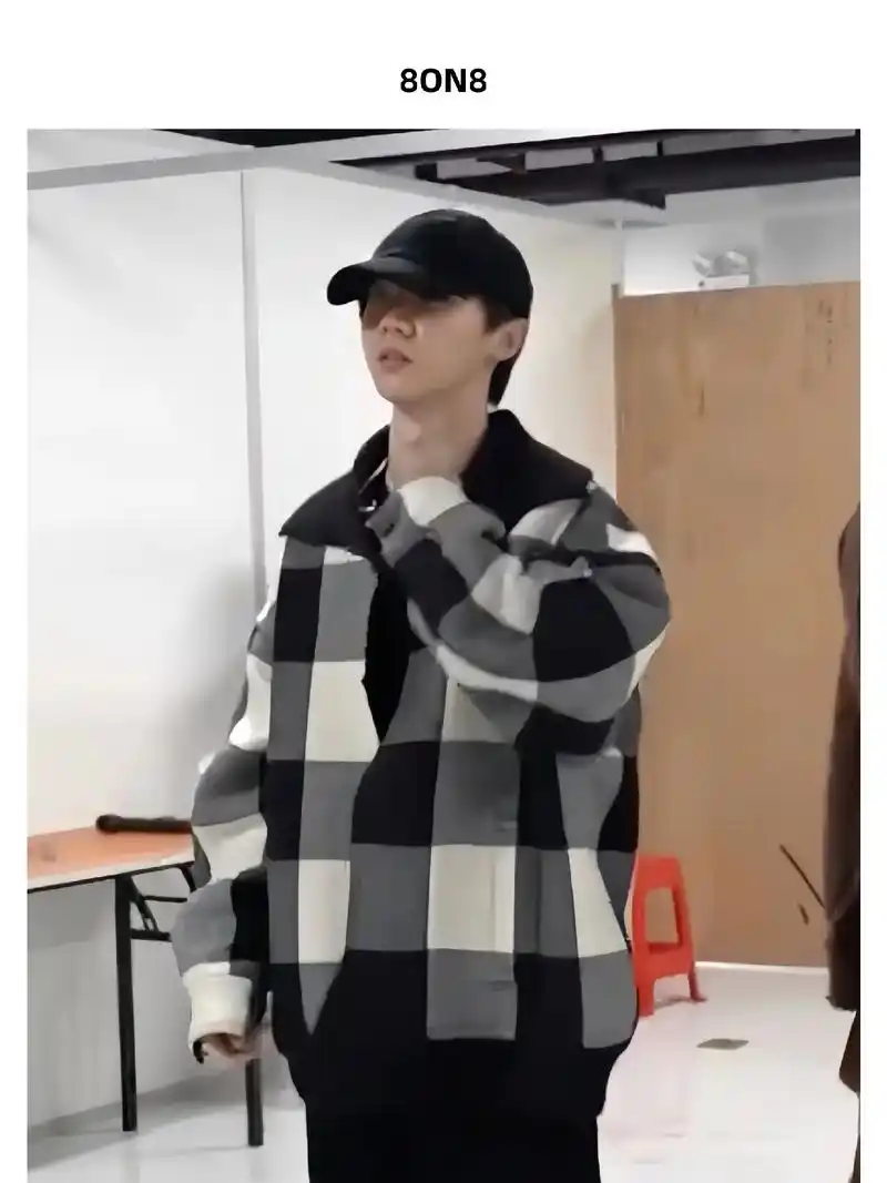 少年感绝了,马嘉祺in8on8格纹大衣.马嘉祺 in 8on - 抖音