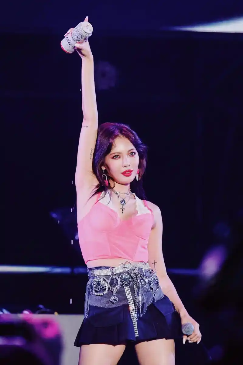 金泫雅演出不慎走光穿粉色吊带露出肩带回应丰唇传闻露真性情