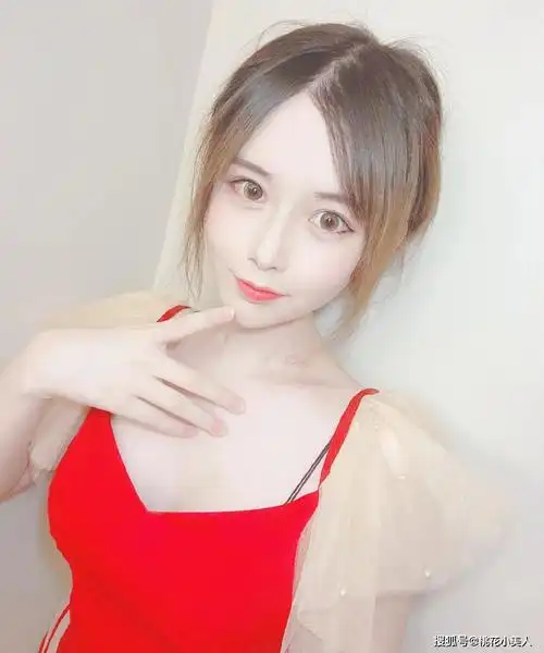 女装大佬轩墨宝宝承认隆胸穿上皮卡丘上衣不愧是最萌伪娘