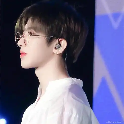 蔡徐坤笑容小合集:教科书版治愈系笑容,舞台上是大佬坤,可一笑就是蔡