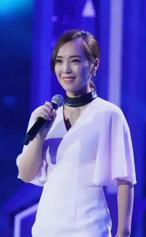 云朵:18岁时拜刀郎为师,师傅养了她十年,云朵的草根逆袭之路_秦望