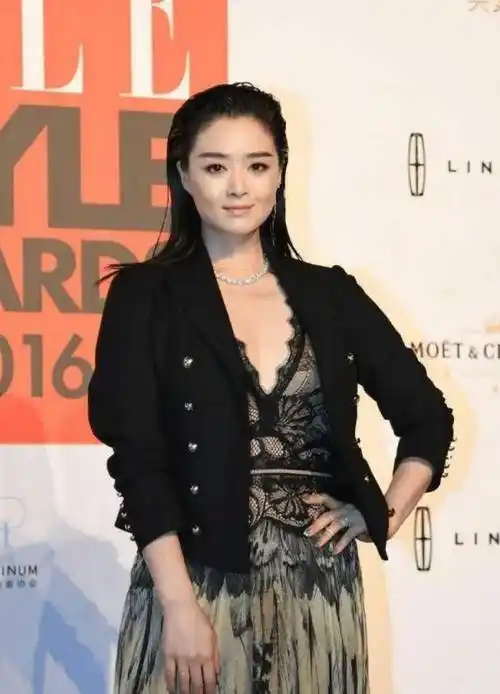 原创蒋欣造型又翻车了深v连衣裙配黑西装显胖10斤终于信有130斤