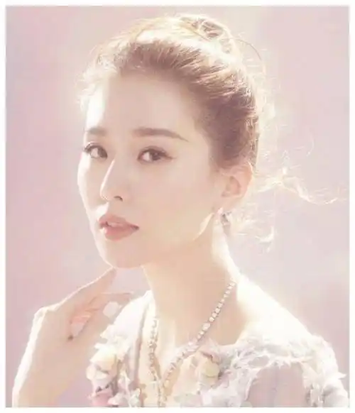 女星明明想红,却装"人淡如菊",嘴上心里不一,因此被嘲.