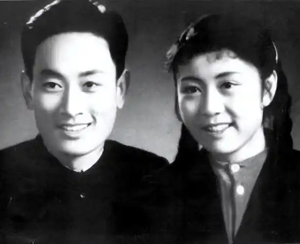 回顾著名演员庞学勤一代人的男神一句承诺照顾患病发妻一生