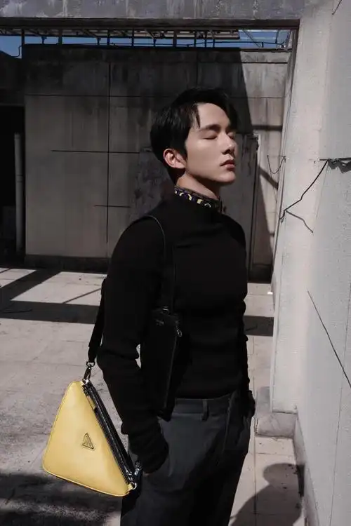 张新成晒最近的日常六宫格 黑色毛衣将本哥的胸肌一览无余_高清图集