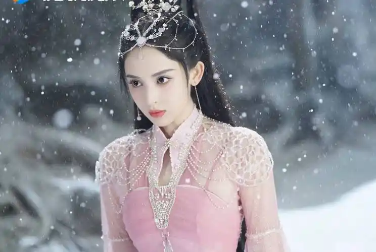 《雪鹰领主》该剧由古力娜扎和许凯领衔主演,讲述了东伯雪鹰及妻子