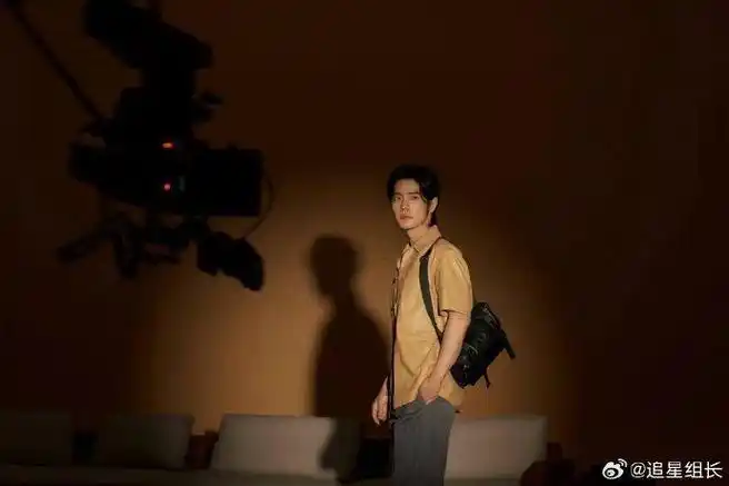 肖战的低v针织内搭好帅啊,搭配暗黄色的西装更加亮眼