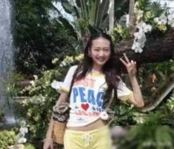 王鸥早年青涩照曝光坐猩猩怀中丝毫不惧