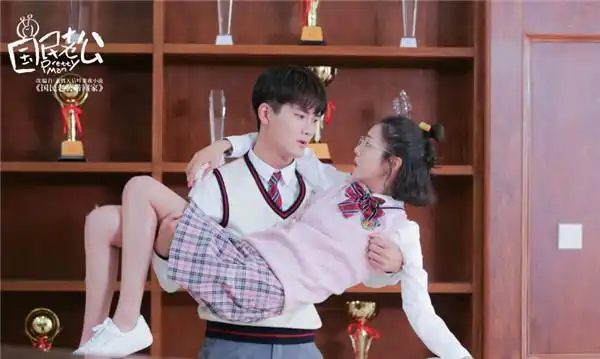 又一对假戏真做姐弟恋,何炅第一时间发现猫腻,"官宣"粉丝双手赞成