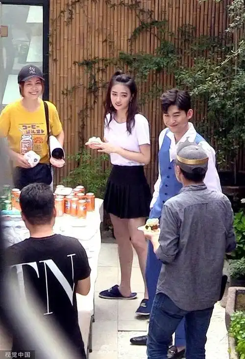 组图:张翰徐璐拍戏庆生两不误 片场秒变生日趴