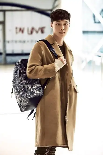 资讯 图库 明星身着dior迪奥2016冬装男装系列拍摄街拍大片明星张艺兴