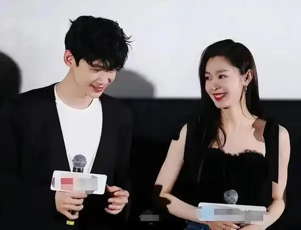 宋轶 穿"肚兜"装亮相,靳东慌了,双手无处安放