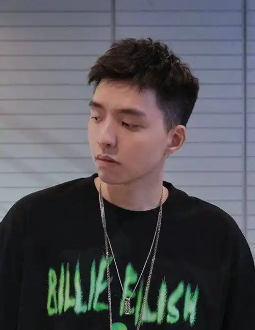 00后理发只会说"两边剪短"?4款时尚帅气的男士发型_造型_瞬间_短发