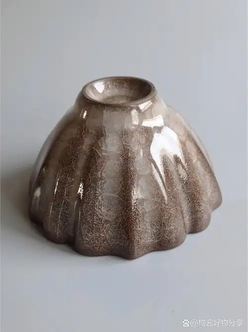 南宋龙泉官窑冰裂纹葵口盏