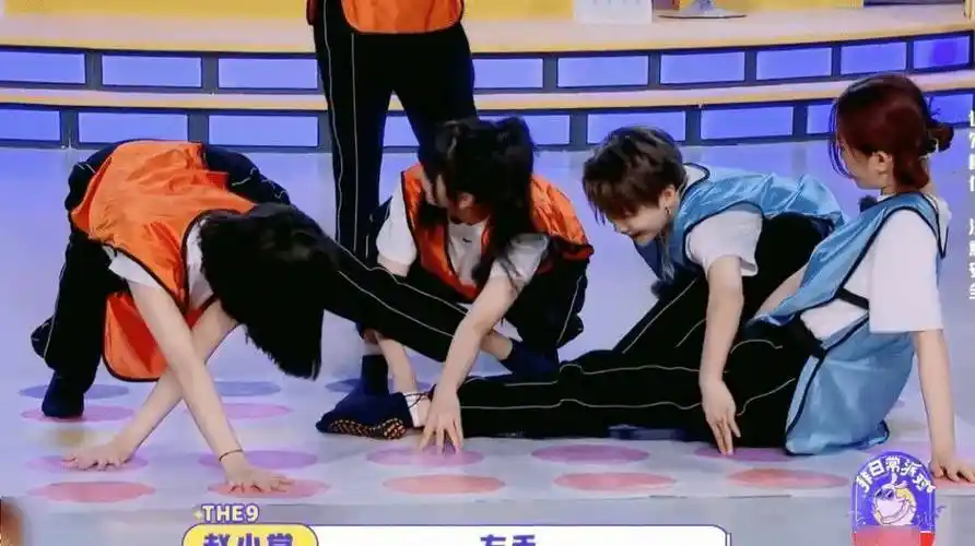 原创the9团综小游戏刘雨昕被碾压底下赵小棠许佳琪柔韧性太好了