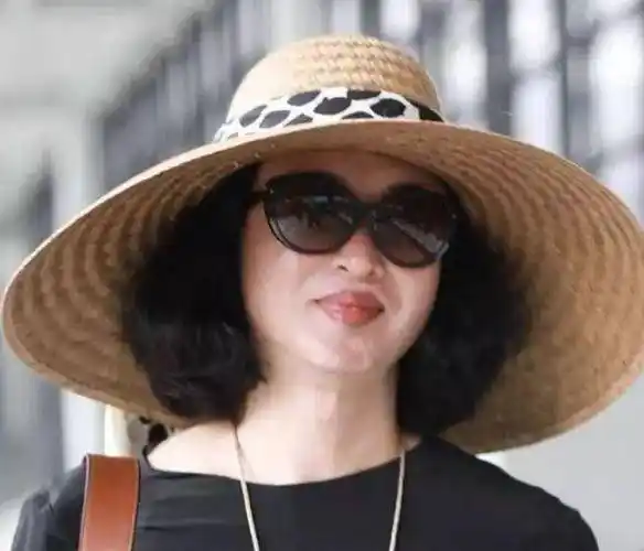 原创原创51岁金星近照曝光因要活得久些开始停药现喉结凸出显男性化