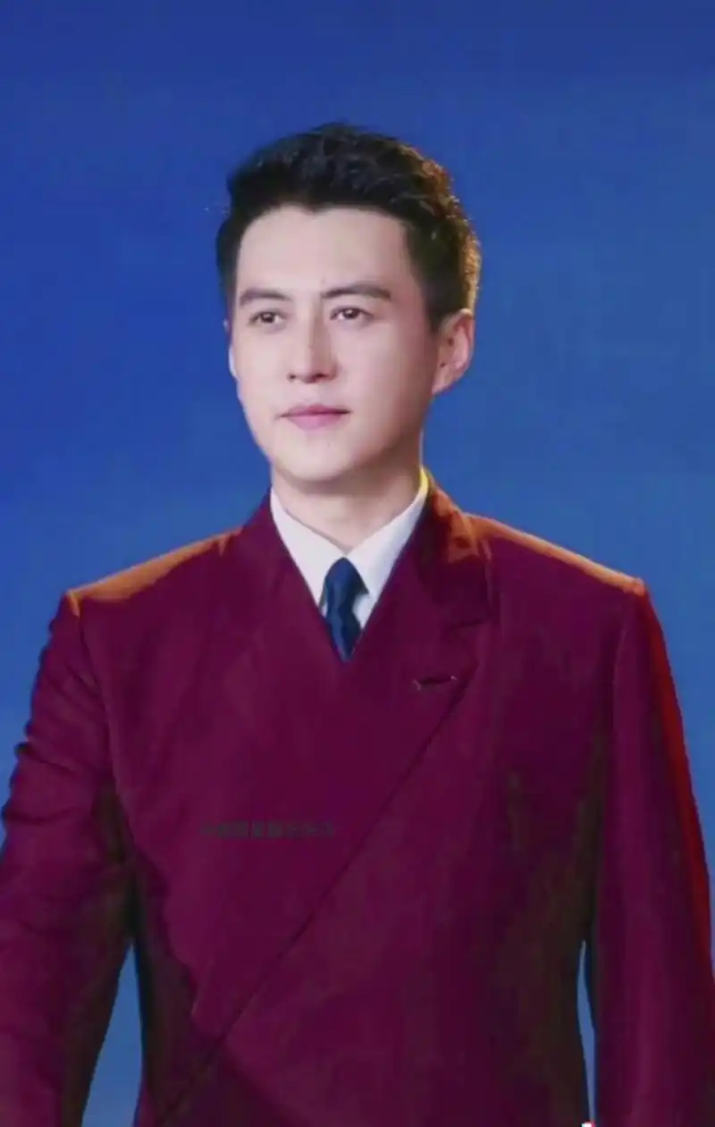 超级男神靳东尊贵亮相红旗活动!他气场强大,颜值担当,状态超棒!