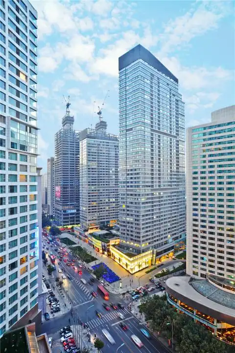 然而,时代的发展赋予中山区更多新的机遇,尤其是大连时代广场建筑群的