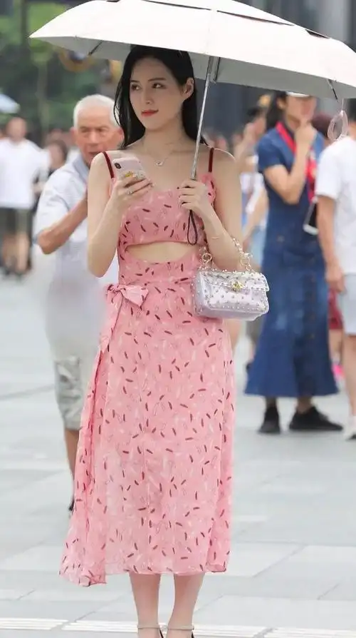 粉色碎花吊带连衣裙的穿搭简约大方优雅时尚