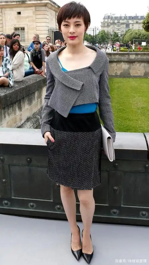 孙俪在国外穿搭获赞,千鸟格子的短外套搭配蓝色吊带,彰显东方美
