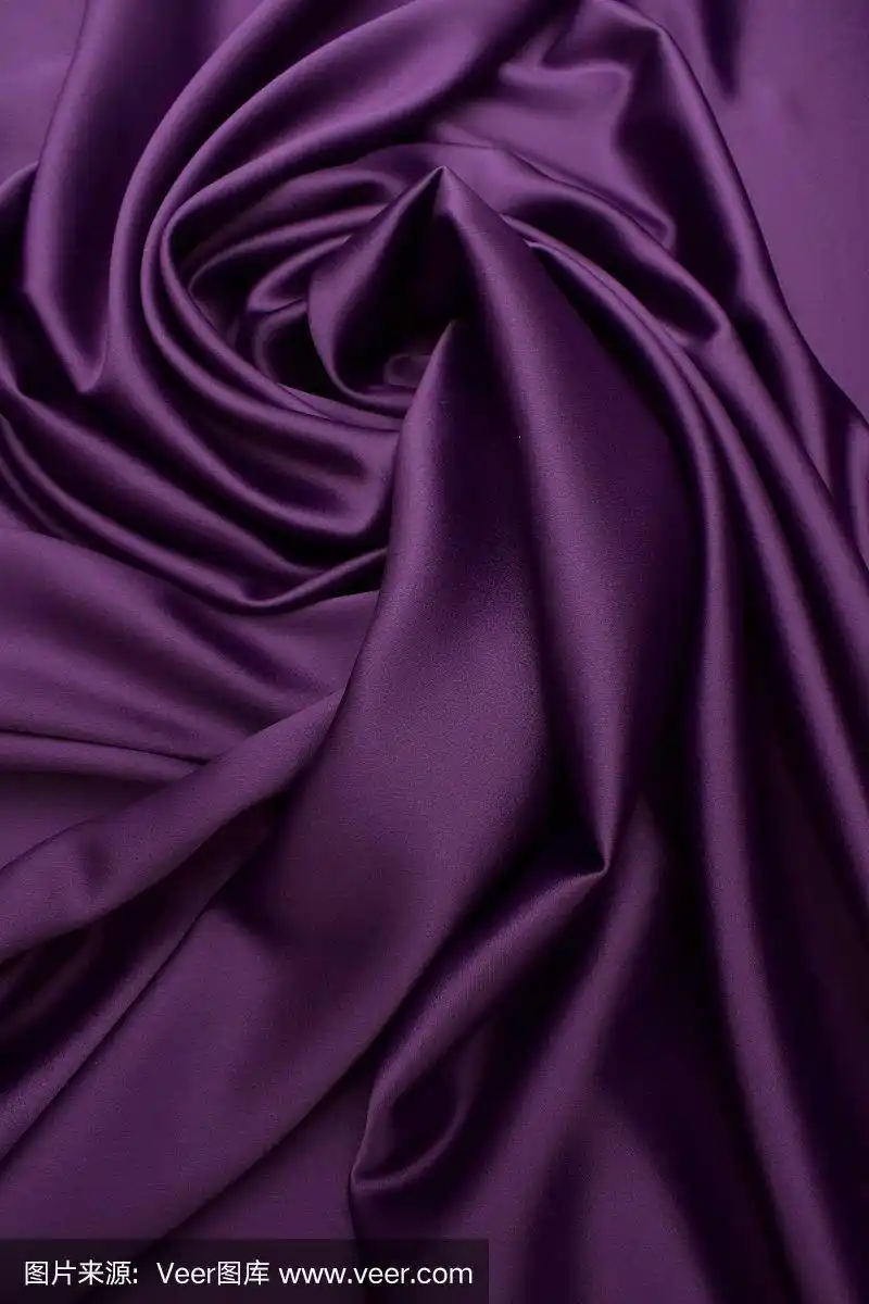 暗紫色天鹅绒织物纹理背景.垂直的照片.