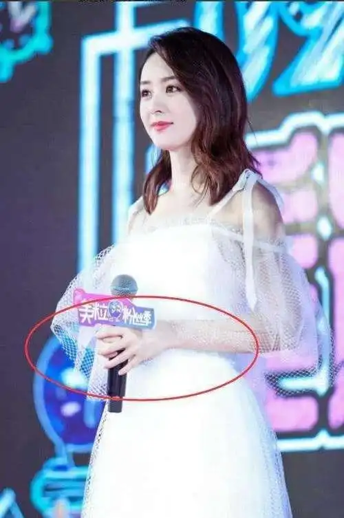 赵丽颖婚后首亮相气色红彤彤下意识摸肚子大钻戒很抢眼