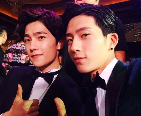 男星合影差别大,杨洋好帅,他却亮瞎眼