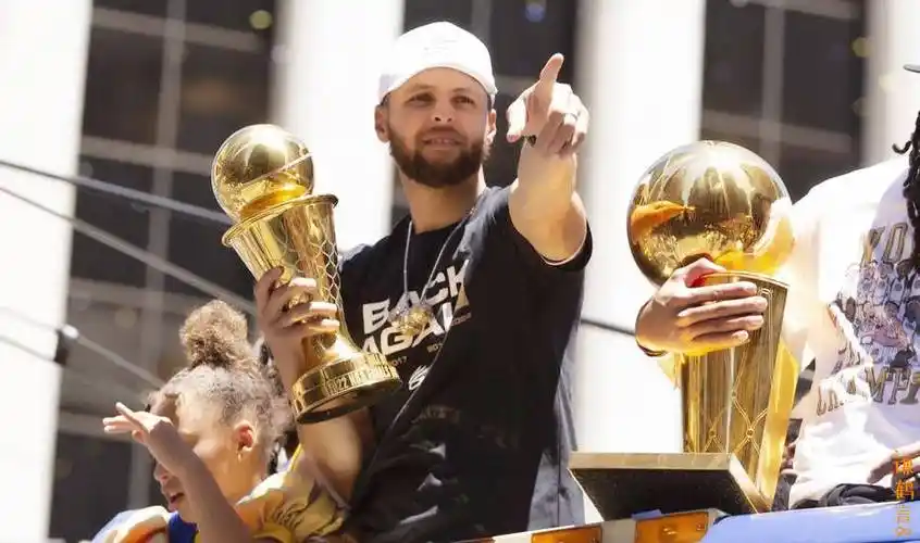 勇士nba总冠军勇士夺冠游行现场库里抱着3个mvp奖杯
