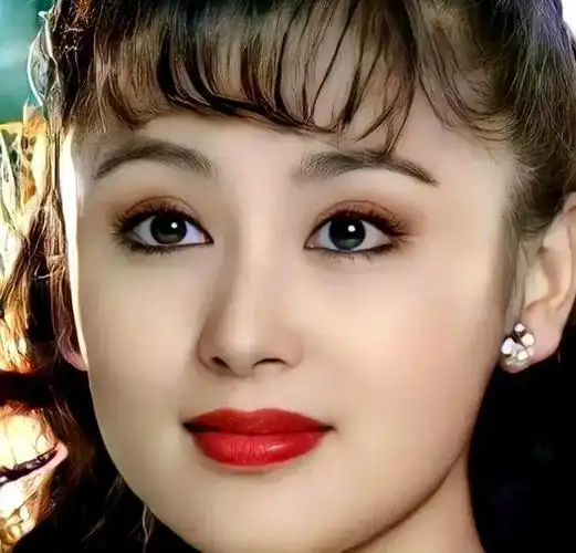 在这个审美标准日益同质化的时代,娱乐圈的颜值标杆似乎也在一味地