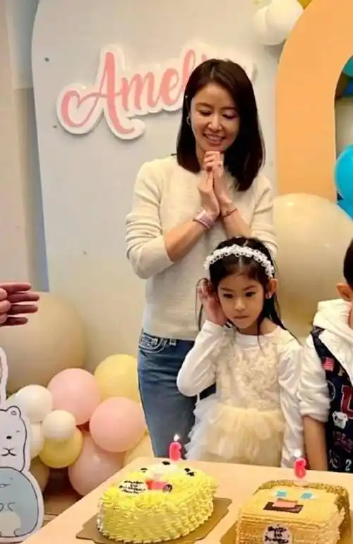 一家三口合照曝光,林心如行头上百万,女儿造型廉价,霍建华被嘲_毛衣